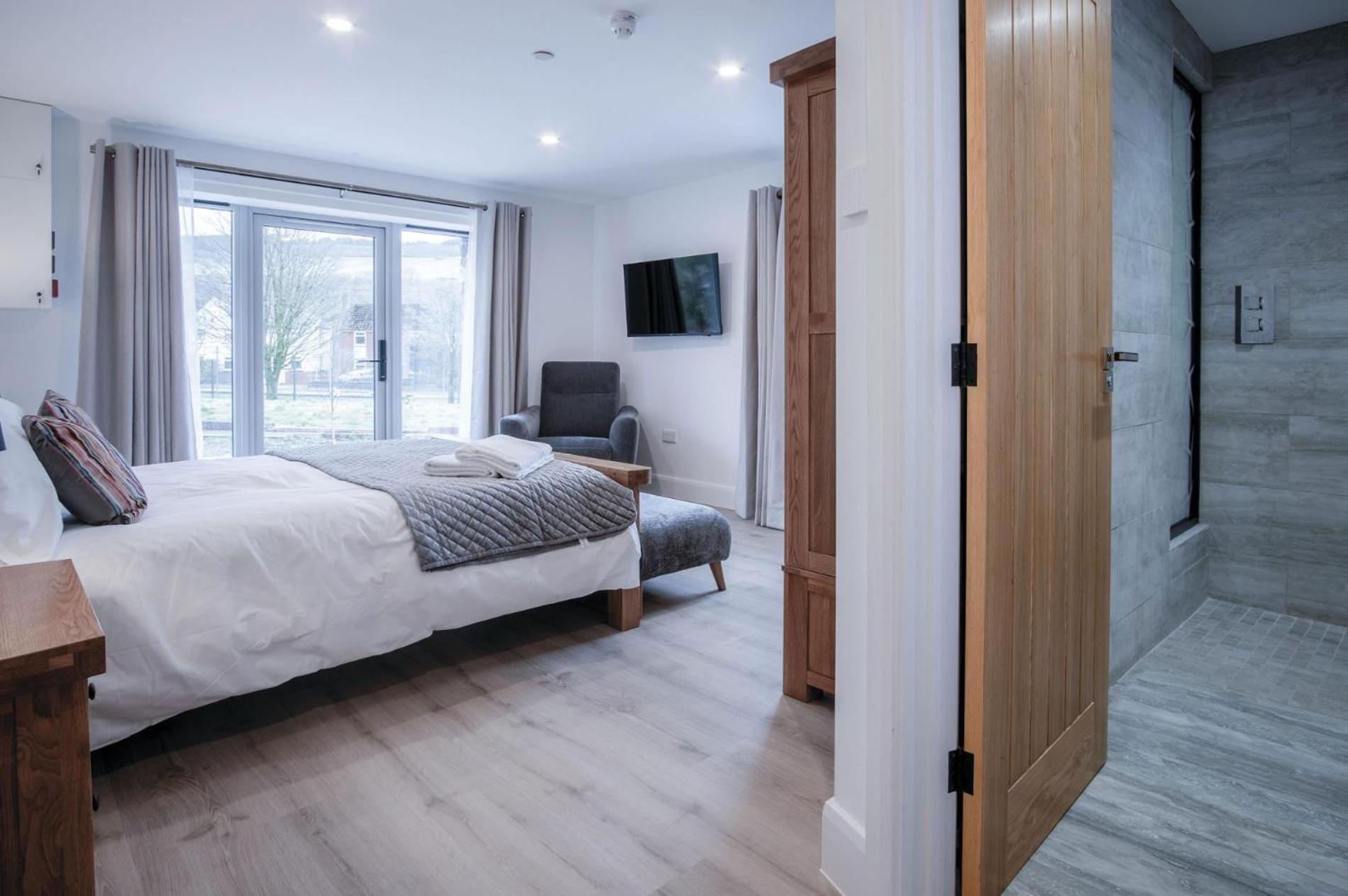 Suite 7 - Sleeping Giant Hotel - Pen Y Cae Inn Брекън Екстериор снимка