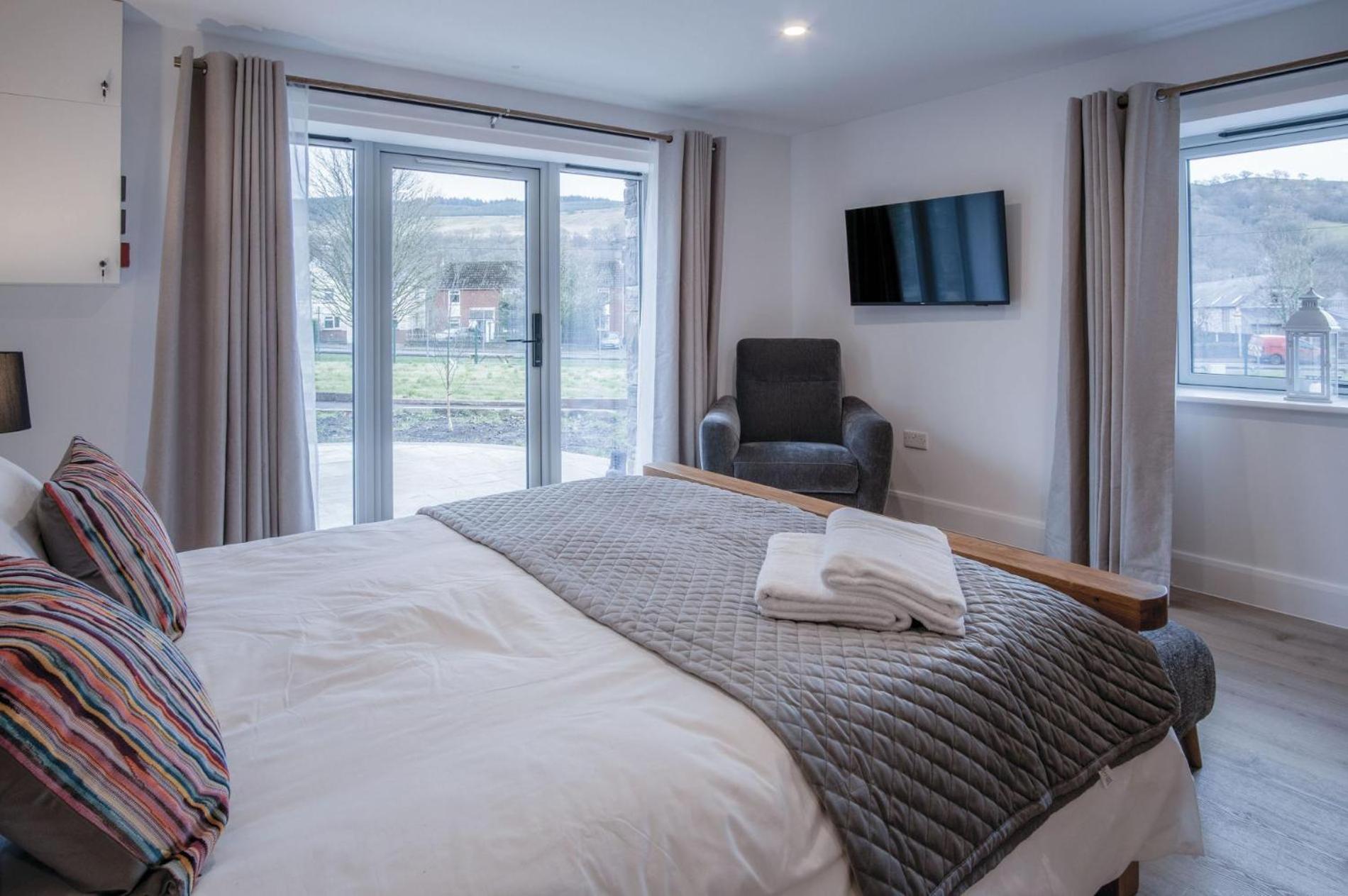 Suite 7 - Sleeping Giant Hotel - Pen Y Cae Inn Брекън Екстериор снимка